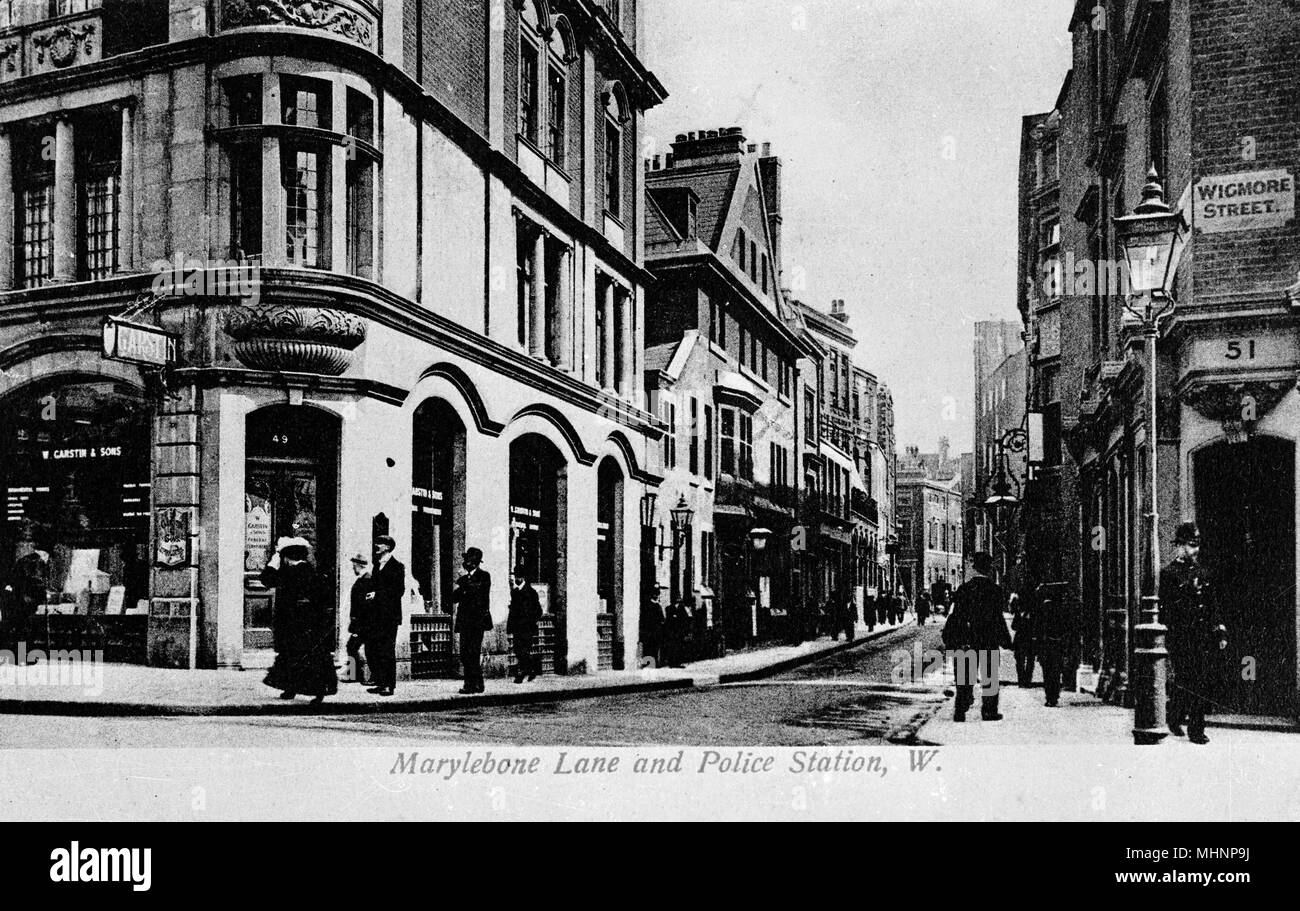Marylebone Lane e a una stazione di polizia, all'angolo di Wigmore Street, Londra. Data: circa 1910 Foto Stock
