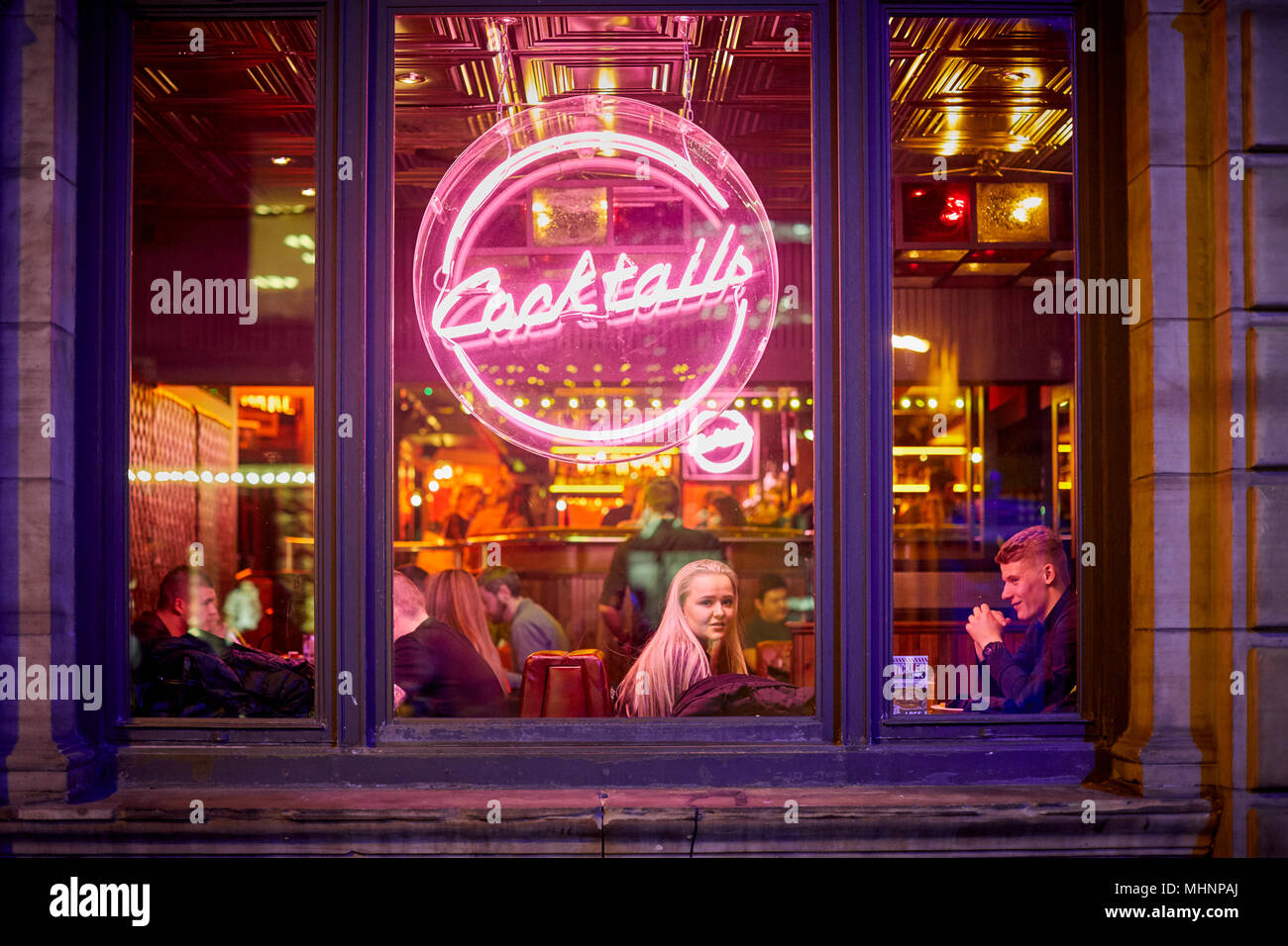 Glasgow in Scozia, cocktail sign in il Gordon Street finestra del venerdì Foto Stock