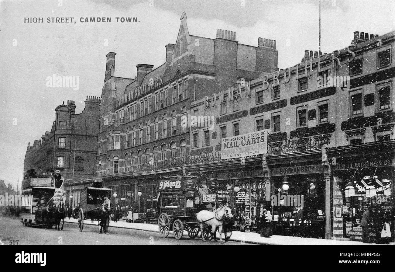 High Street, Camden Town, Londra NW, con Bowman fratelli department store sulla destra. Data: circa 1905 Foto Stock