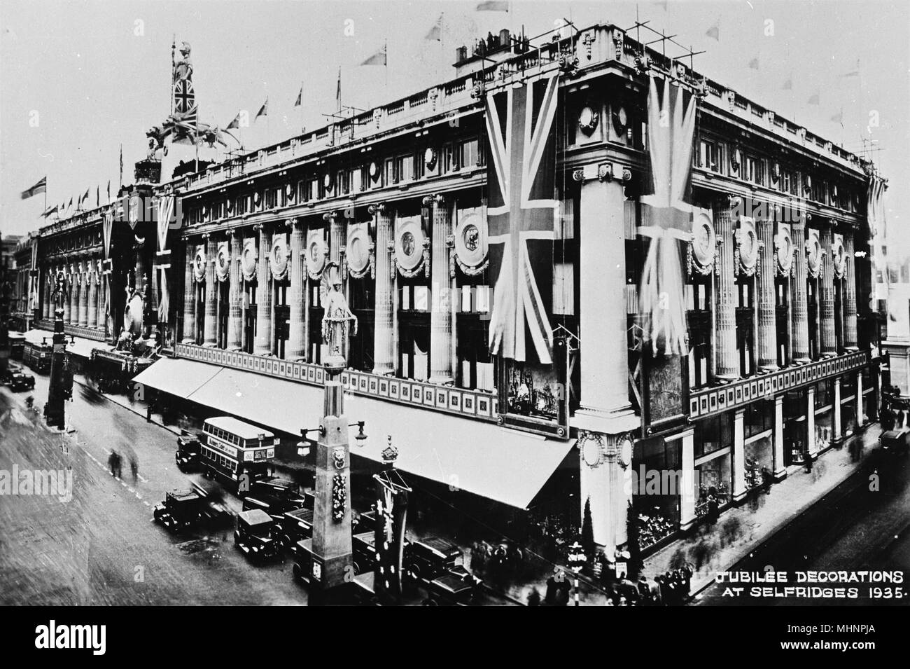 Dal grande magazzino Selfridges, Oxford Street, London W1, decorato per il 1935 Silver celebrazioni giubilari. Data: 1935 Foto Stock