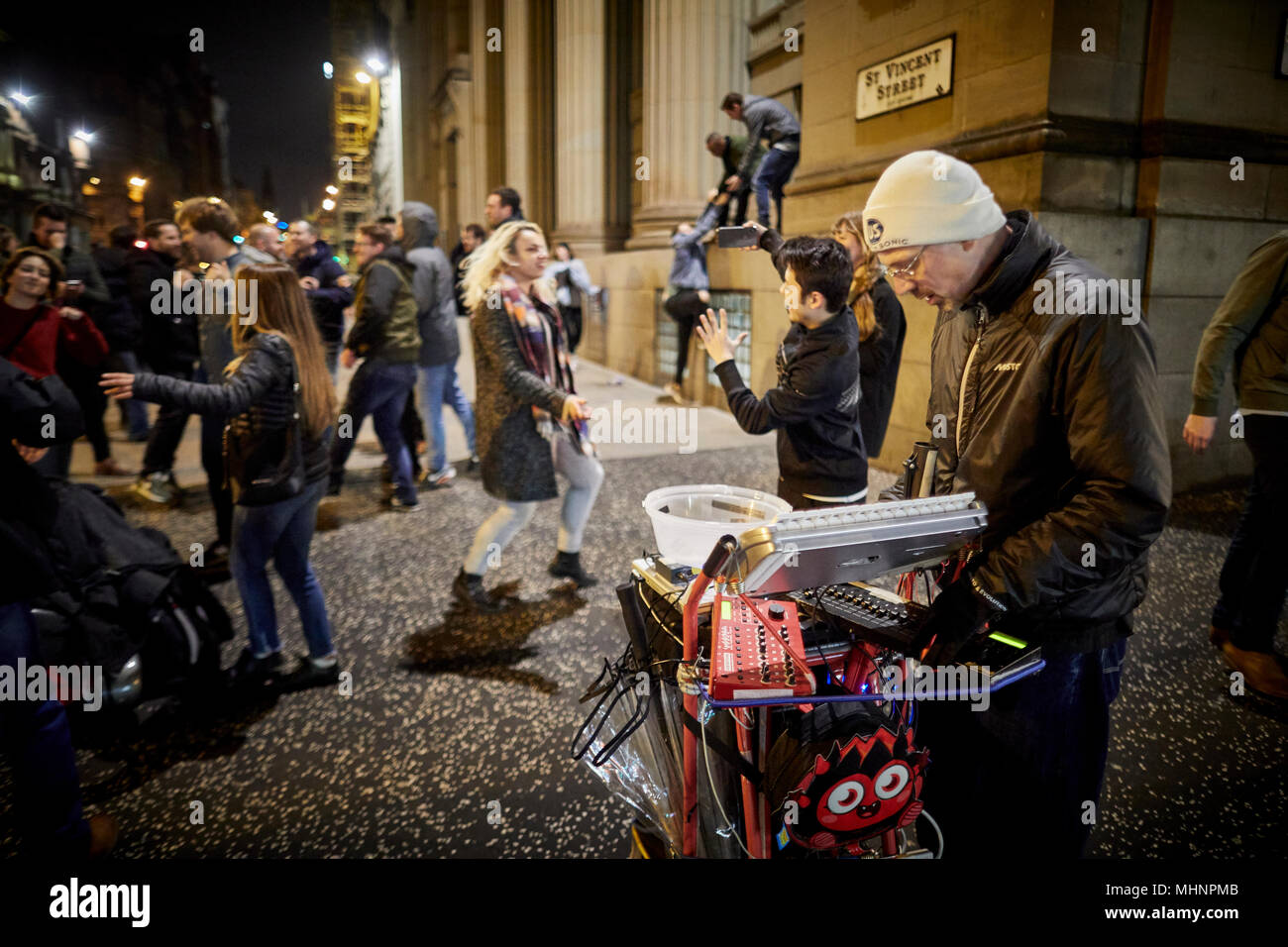 Glasgow in Scozia, Busker DJ disegno in tarda notte folle nel centro della città Foto Stock
