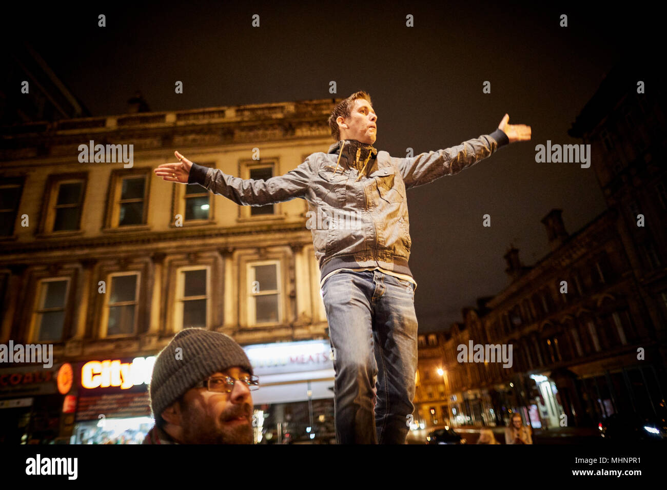 Glasgow in Scozia, Busker DJ disegno in tarda notte folle nel centro della città Foto Stock