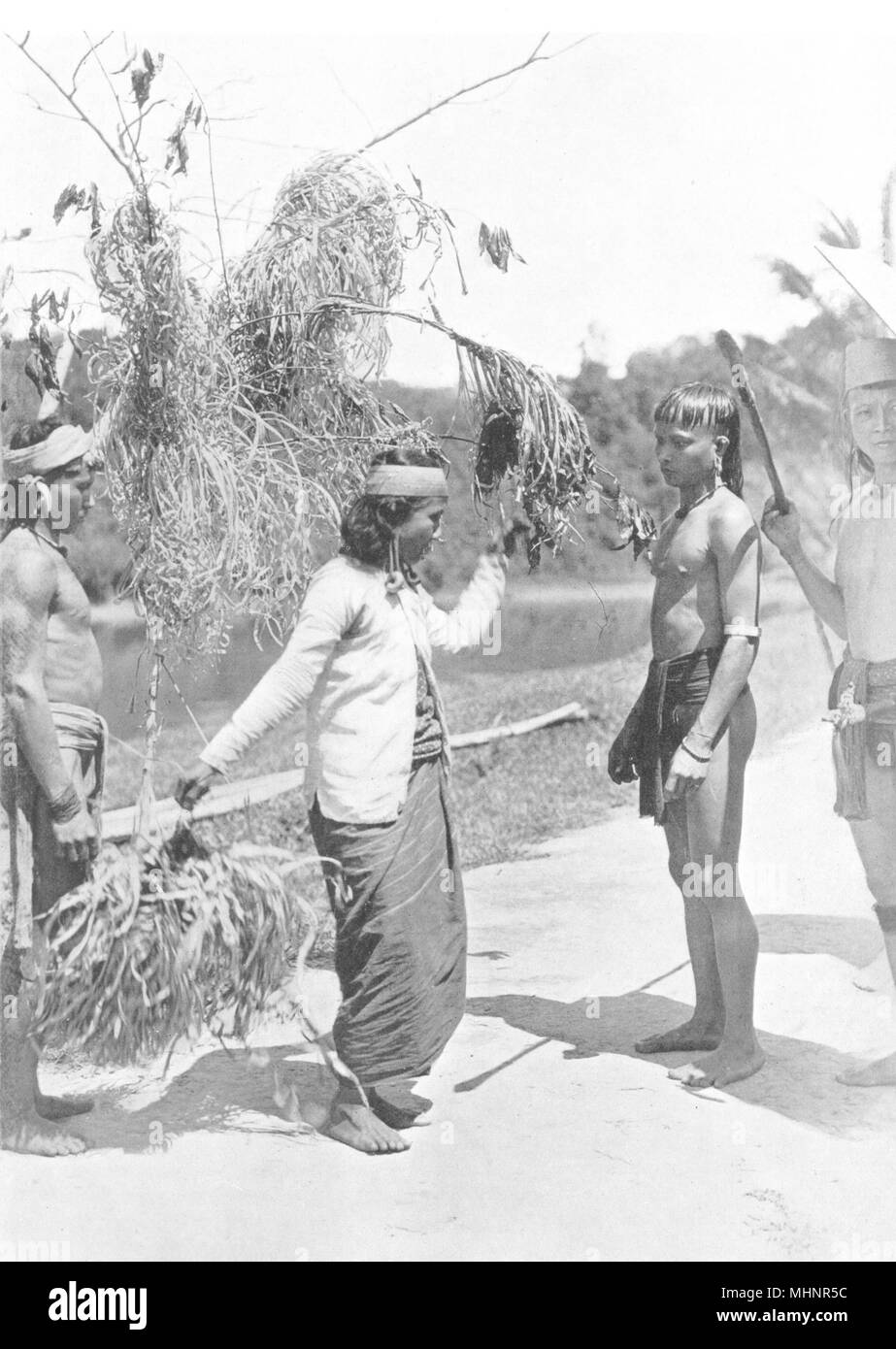 MALAYSIA. Borneo. Kayan woman dancing con una testa umana; 1900 antica stampa Foto Stock