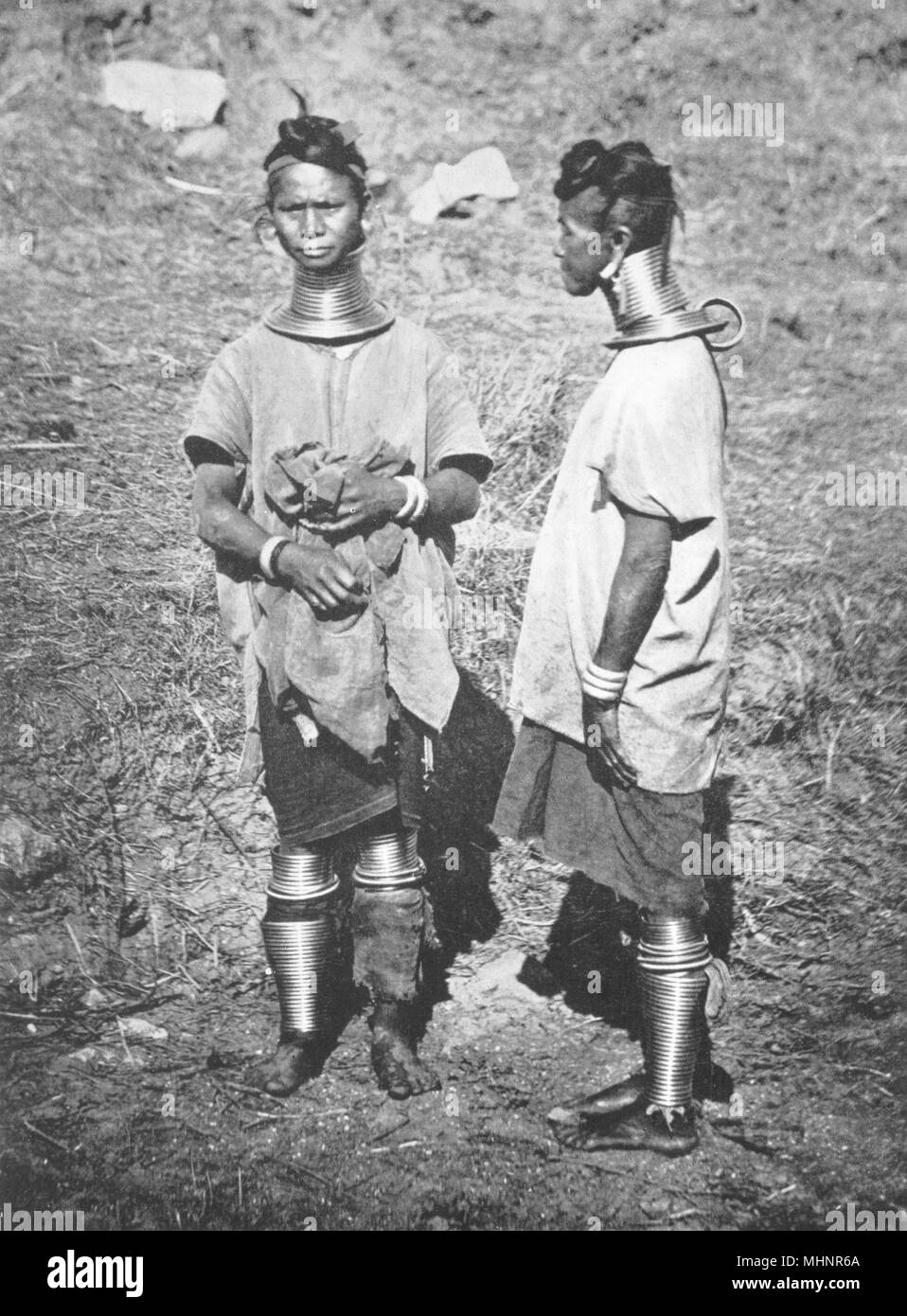 La Birmania. La Birmania. Le donne Padaung; collo-ring 1900 antica vintage delle immagini di stampa Foto Stock