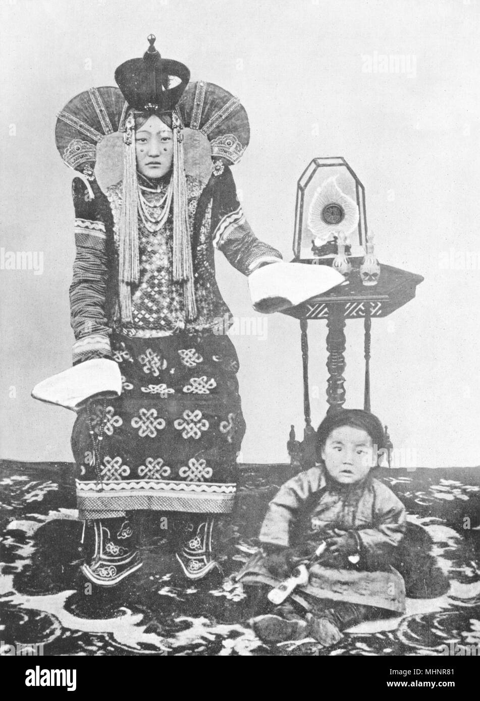 La Mongolia. Mongolo donna sposata; copricapo 1900 antica immagine di stampa Foto Stock