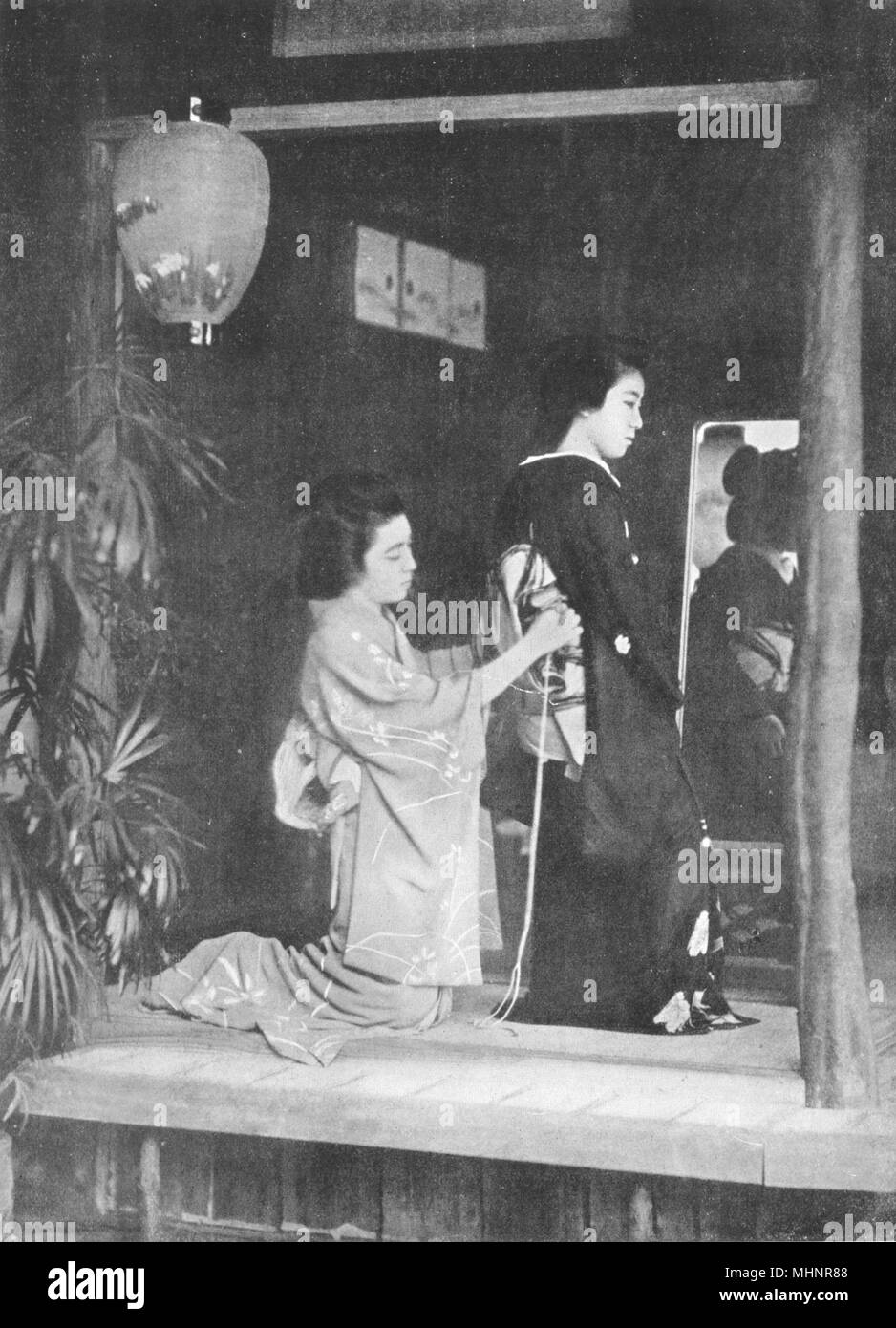 Il Giappone. Il Giappone. Abito giapponese; l'obi o corpino 1900 antica stampa Foto Stock