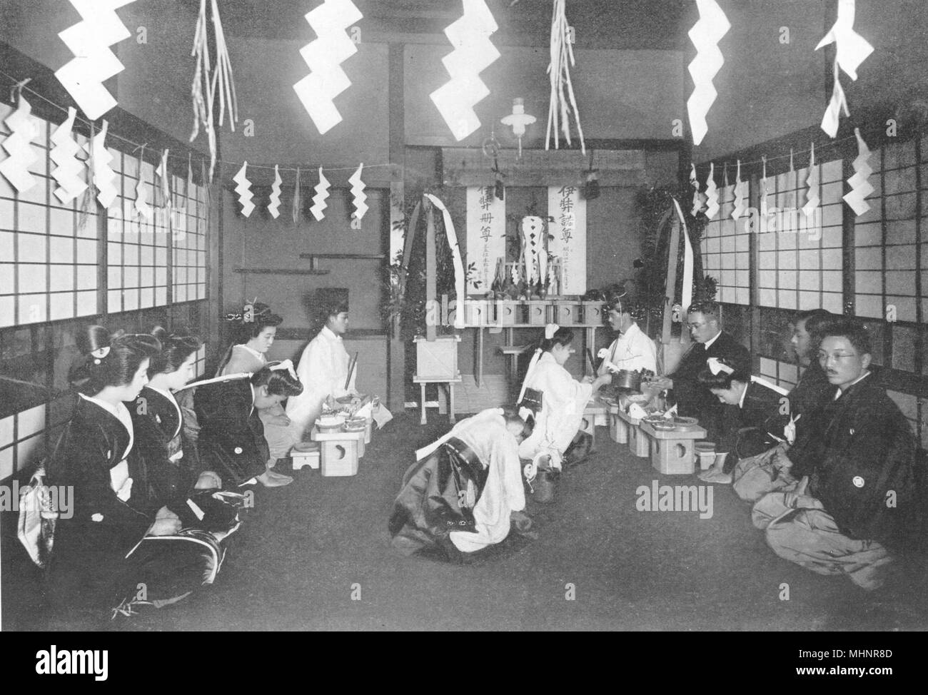Il Giappone. Il Giappone. Un moderno lo Shintoismo matrimonio servizio effettuato in una casa; 1900 Foto Stock