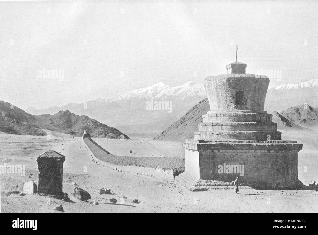 Il Tibet. Una parete sacra; un tibetano di mani-parete; reliquia-torri o chortens 1900 Foto Stock