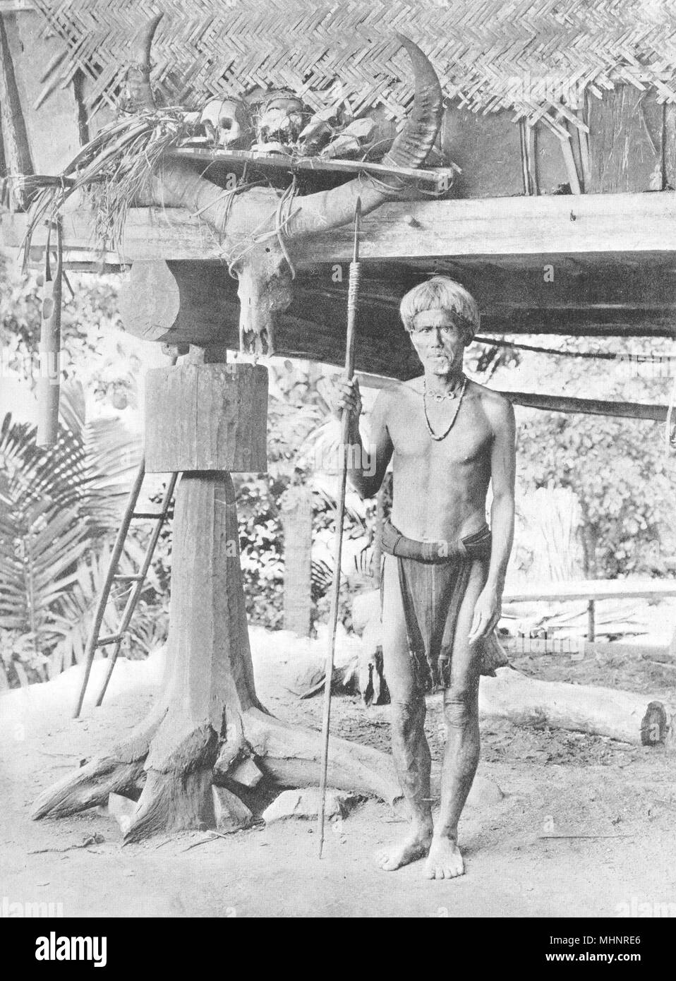 Filippine. Ifugao guerriero con trofei di testa; 1900 antica stampa Foto Stock