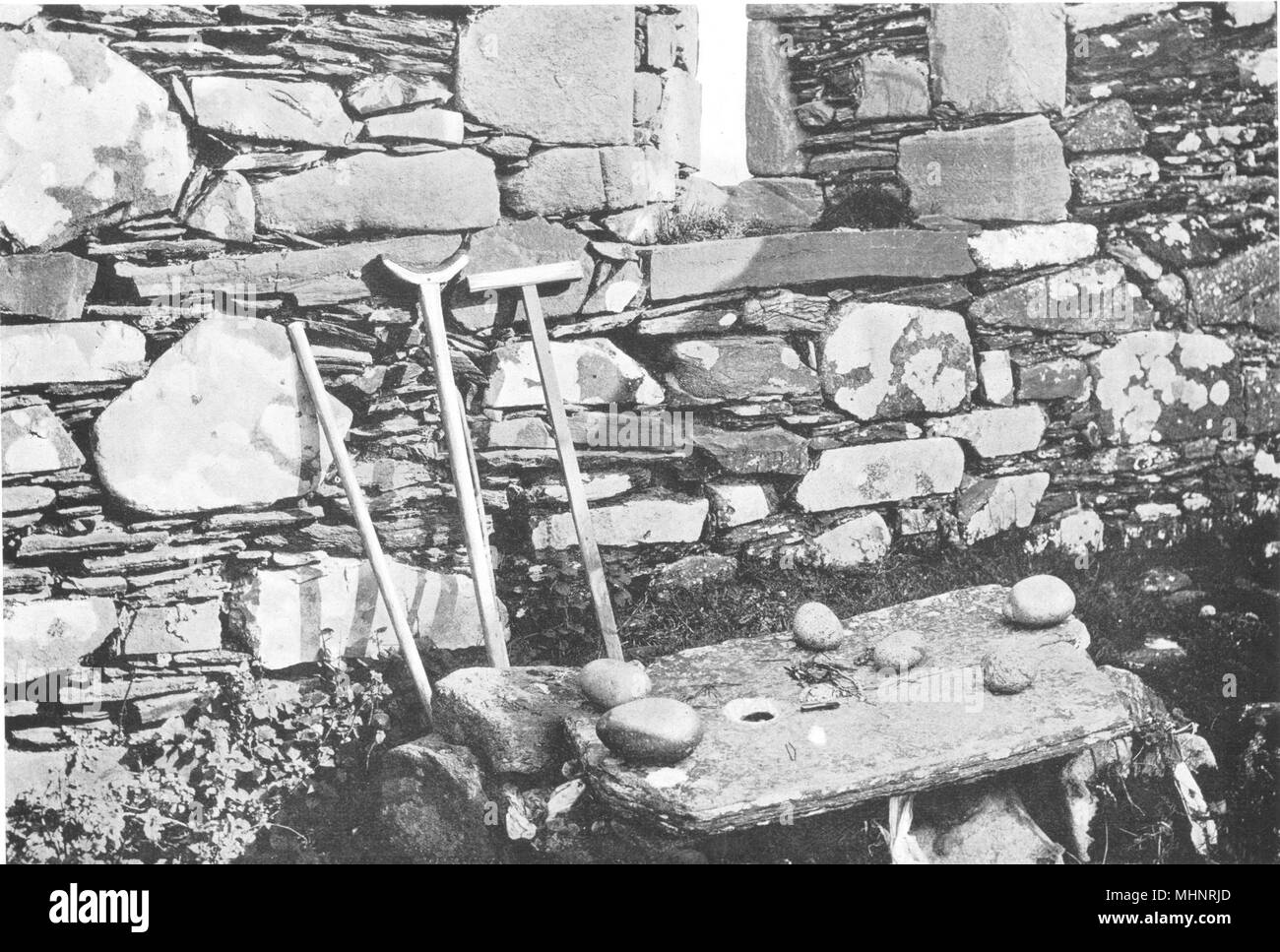 DONEGAL. Foro-altare di pietra, Iniskeel Naran; formato preistorici gallaun forato 1900 Foto Stock