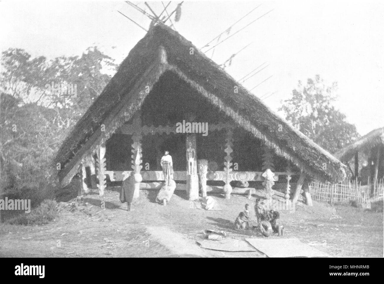 ASSAM. Un Naga noioso House; celibe giovani uomini del villaggio di sonno stampa 1900 Foto Stock