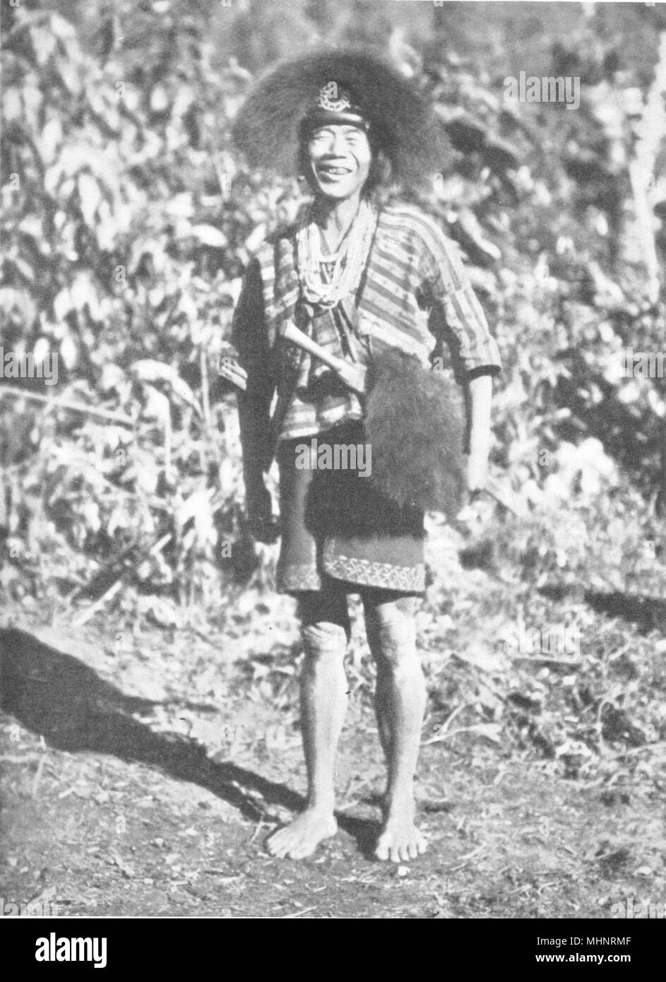 ASSAM. Un Mishmi Tribesman; schiave protezione contro tagli spada 1900 stampare Foto Stock