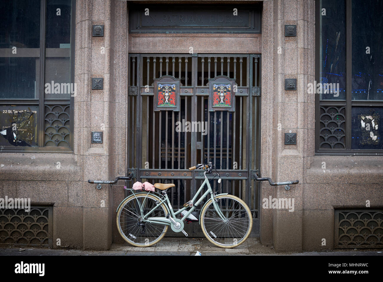 Glasgow in Scozia, bike bloccato alla vecchia banca a Buchanan Street Foto Stock