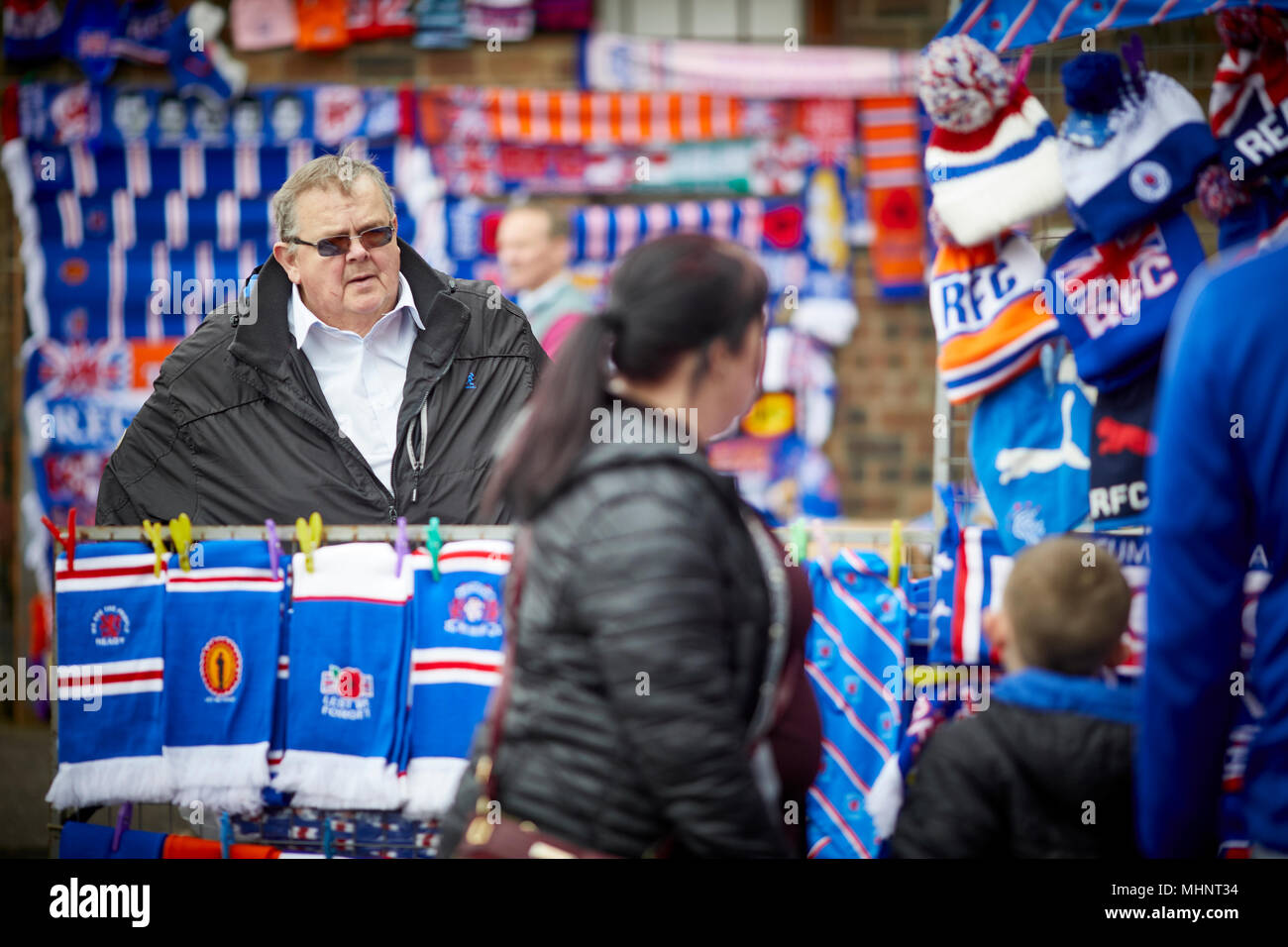 Glasgow in Scozia, Rangers FC street commerciante vende sciarpe e merchandise nelle vicinanze del Ibrox Foto Stock