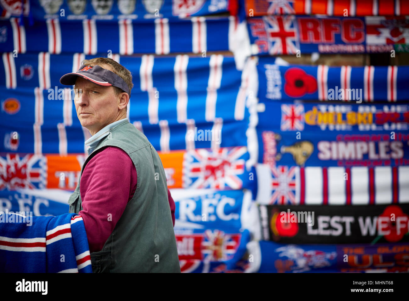 Glasgow in Scozia, Rangers FC street commerciante vende sciarpe e merchandise nelle vicinanze del Ibrox Foto Stock