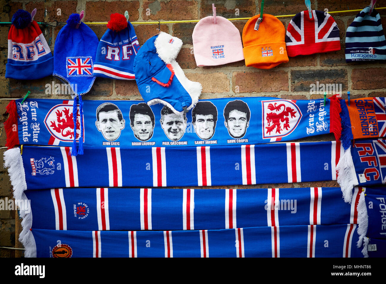 Glasgow in Scozia, Rangers FC street commerciante vende sciarpe e merchandise nelle vicinanze del Ibrox Foto Stock