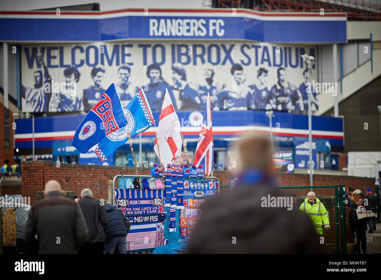 Glasgow in Scozia, Rangers FC street commerciante vende sciarpe e merchandise nelle vicinanze del Ibrox Foto Stock