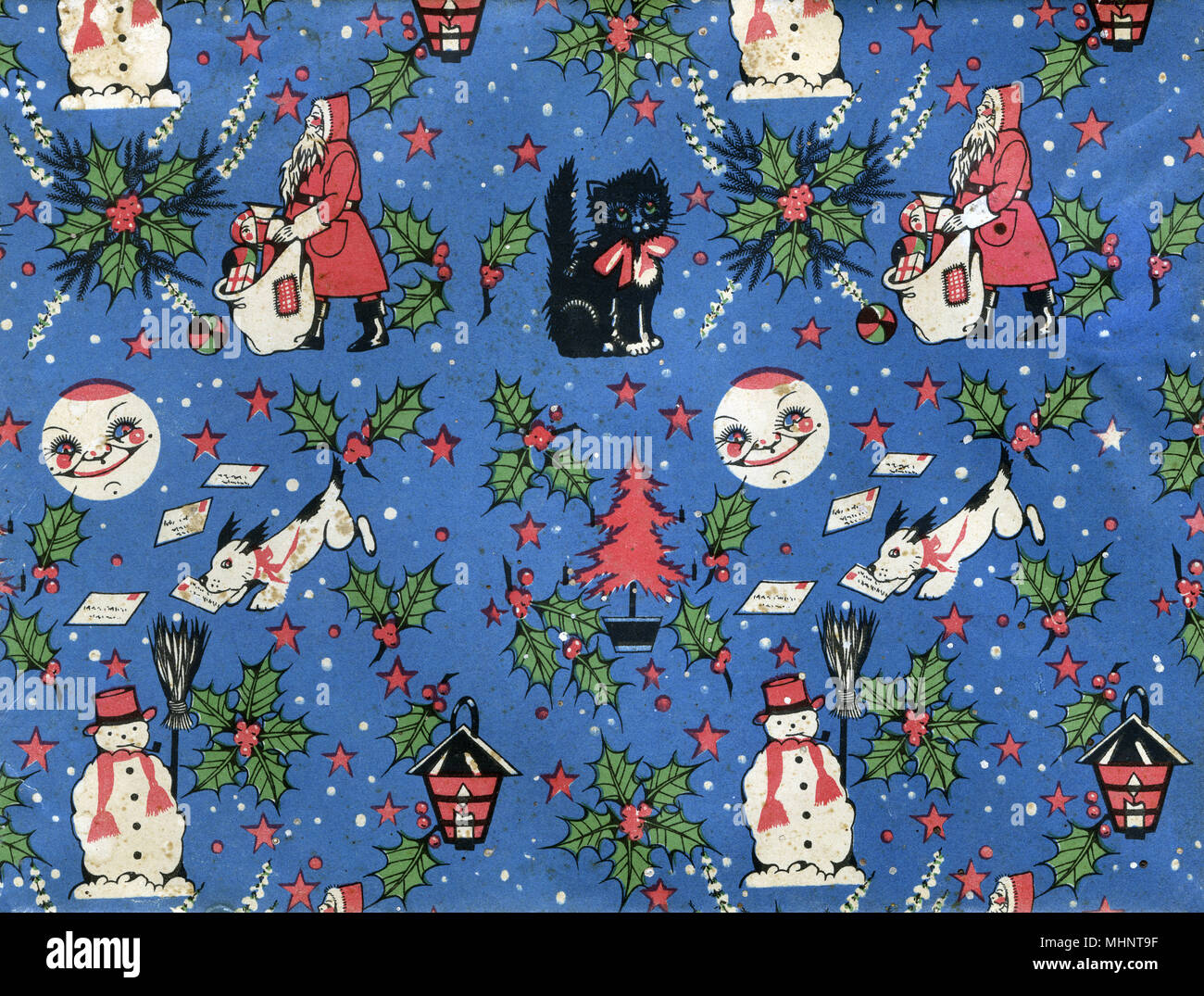 Vintage retrò carta natalizia motivo ripetuto - con Babbo Natale consegna presenta un piccolo nero gattino con un nastro rosso, agrifoglio e bacche rosse, un pupazzo di neve, un cane "aiutare" per consegnare la posta di Natale una lanterna, un sorridente luna, stelle di fiocchi di neve e rosso di alberi di Natale. Data: circa 1950s Foto Stock