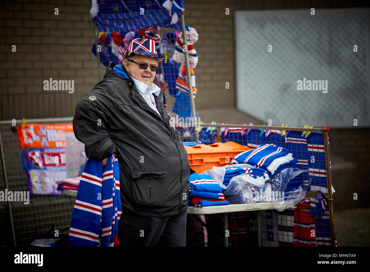 Glasgow in Scozia, Rangers FC street commerciante vende sciarpe e merchandise nelle vicinanze del Ibrox Foto Stock