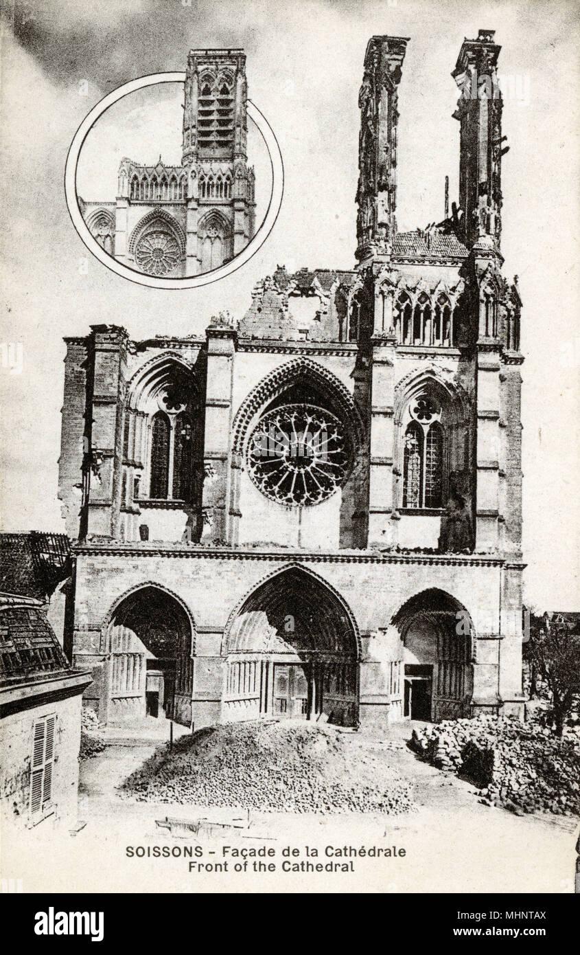 WW1 - Francia - Soissons - il fronte danneggiato della Cattedrale Foto Stock