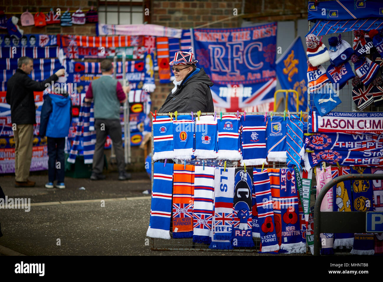 Glasgow in Scozia, Rangers FC street commerciante vende sciarpe e merchandise nelle vicinanze del Ibrox Foto Stock