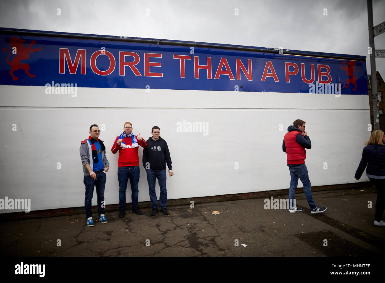 Glasgow in Scozia, Rangers FC fans nelle vicinanze del Ibrox Foto Stock