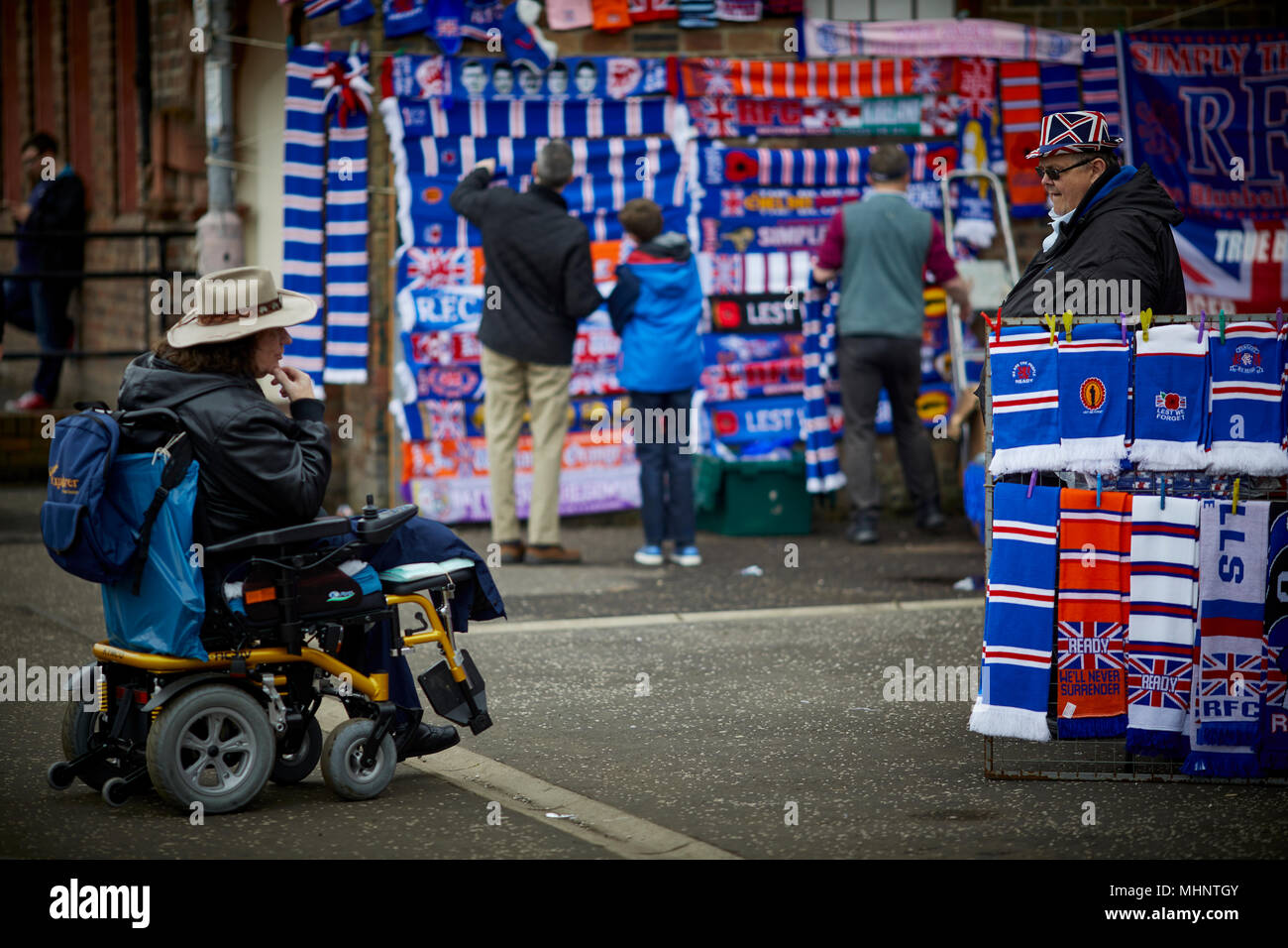 Glasgow in Scozia, Rangers FC street commerciante vende sciarpe e merchandise nelle vicinanze del Ibrox Foto Stock