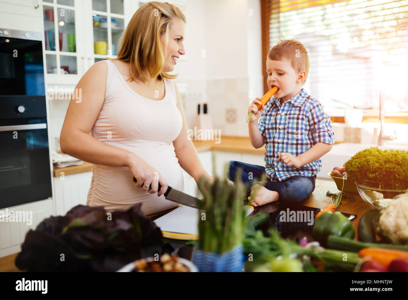 La madre e il bambino a preparare il pranzo Foto Stock