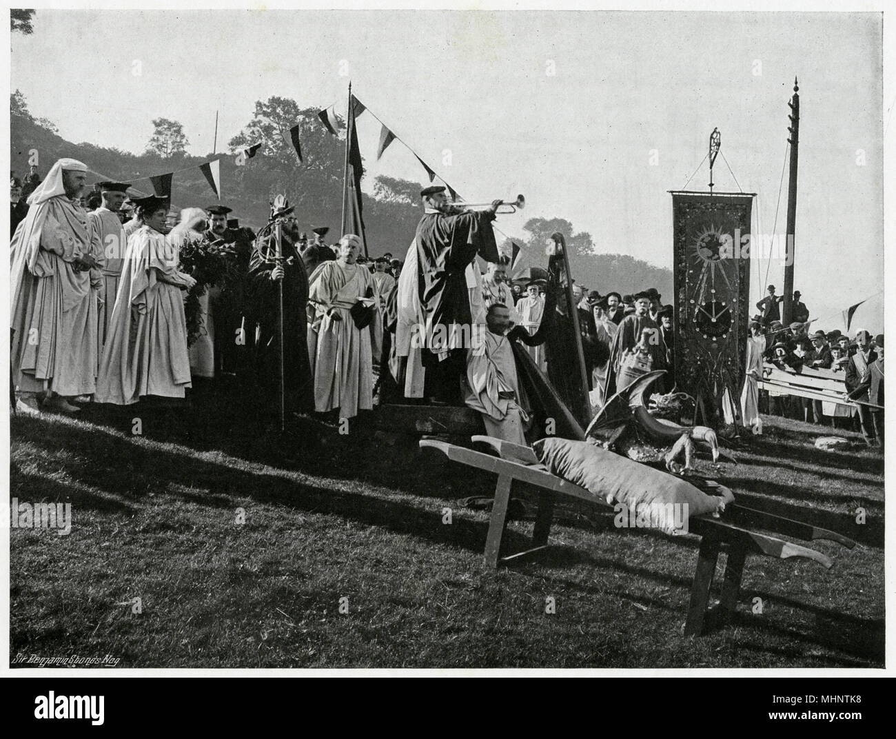 'L'apertura di Gorsedd', la cerimonia in cui i druidi sono in un cerchio, il Gorsedd (significato chief) sedersi su un trono, dove l'Eisteddfod è proclamata. Data: 1906 Foto Stock