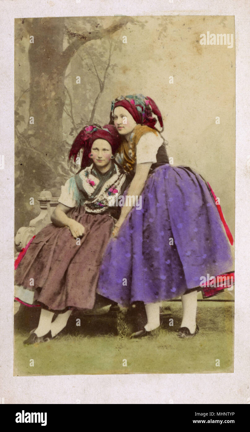 Due giovani donne in costume tradizionale, Spreewald, Germania Foto Stock