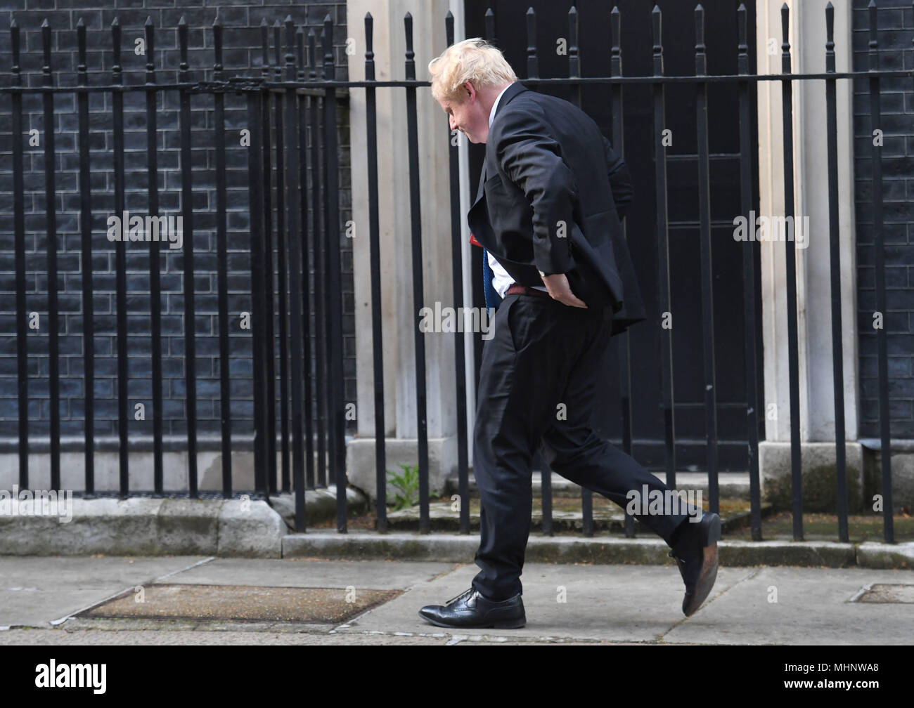 Segretario di Stato per gli affari esteri Boris Johnson lascia Downing Street, Londra, dopo una riunione. Foto Stock