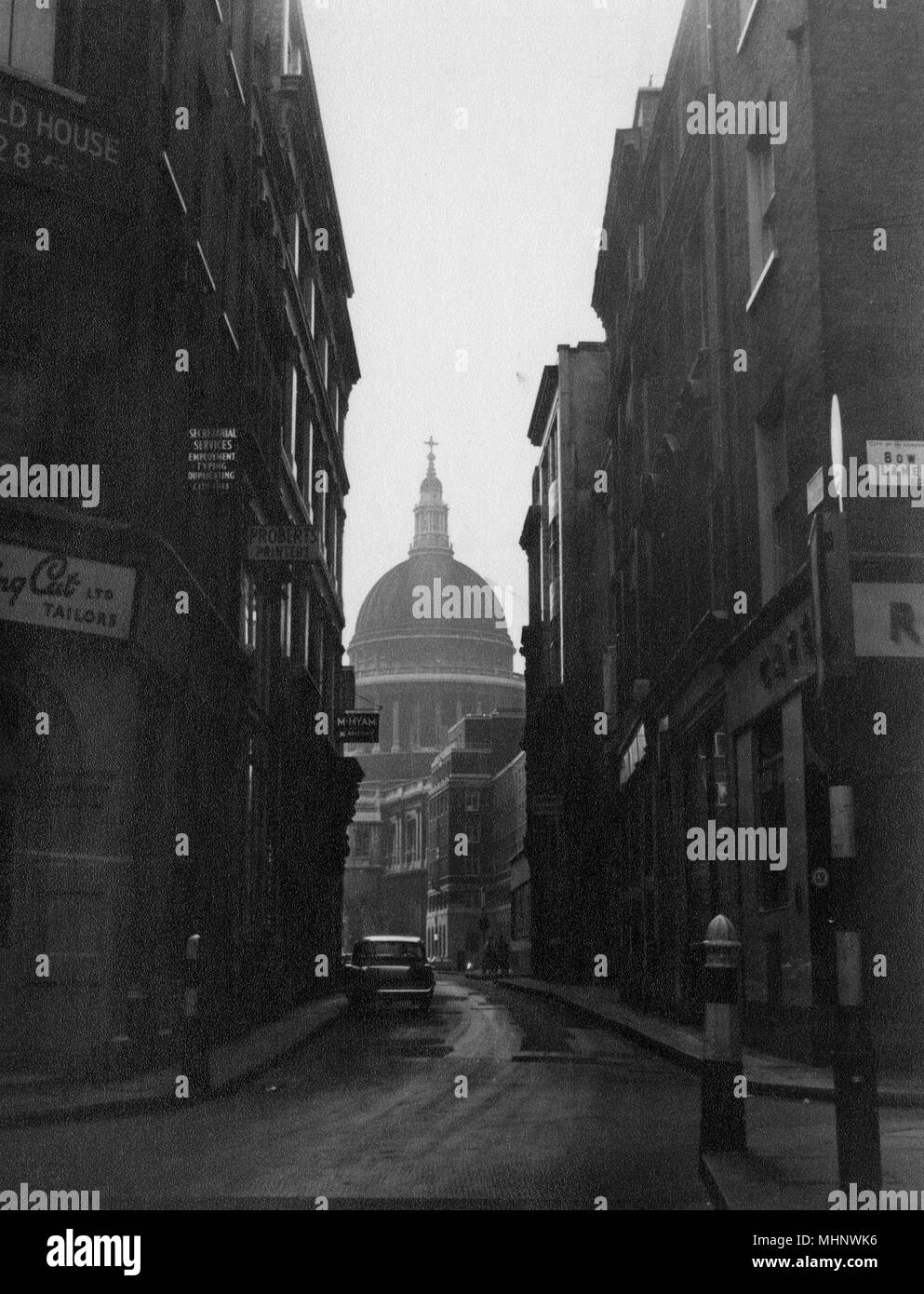 Londra - La cupola della cattedrale di San Paolo da Watling Street (all'incrocio con Bow Lane) Data: 1963 Foto Stock