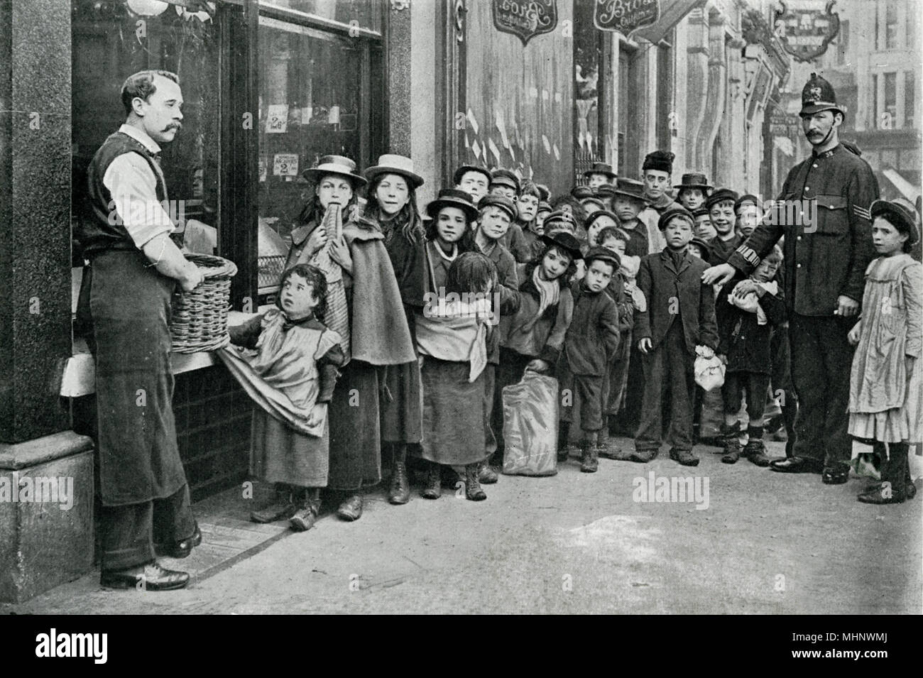 Organizzazione di beneficenza Società dando dei pacchi di cibo a Natale, Cheapside, Londra. Data: circa 1903 Foto Stock