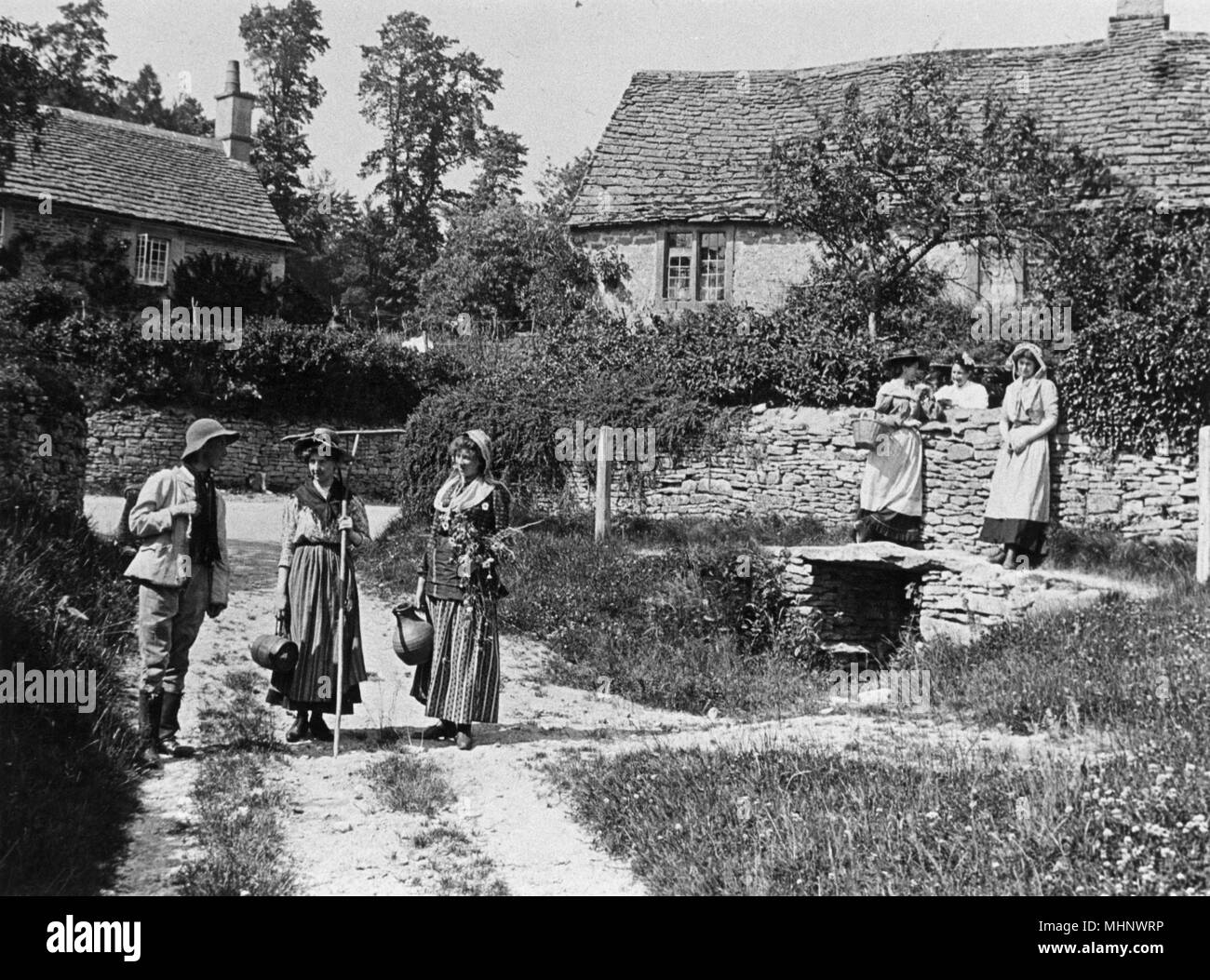 Abitanti del villaggio che chiacchierano, 1890s Foto Stock