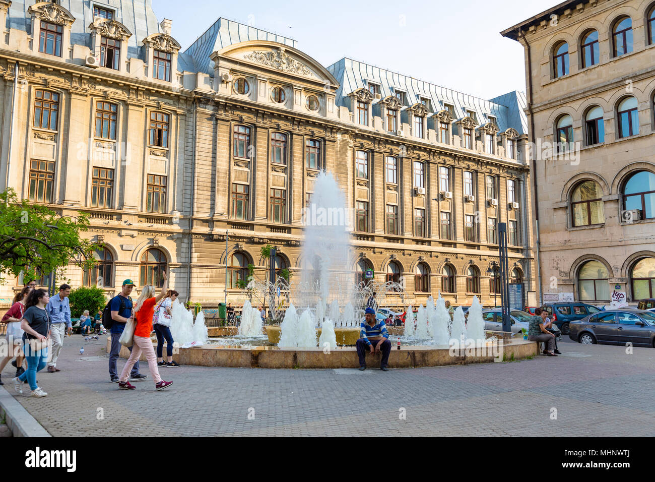 Bucarest, Romania - 28.04.2018: turisti nella città vecchia, in una delle più trafficate strade del centro di Bucarest Foto Stock