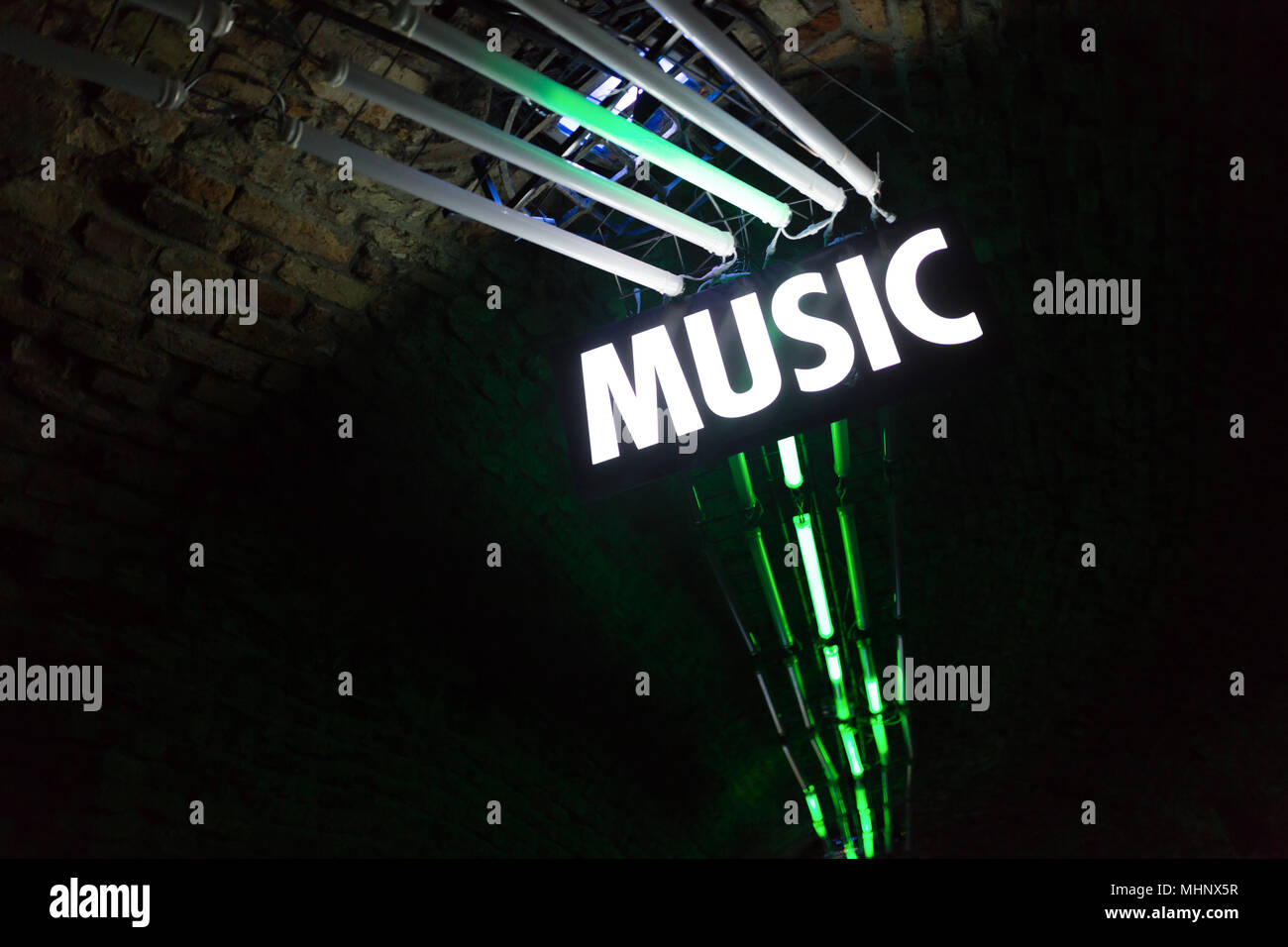 Luci luminose nel night club con musica segno Foto Stock