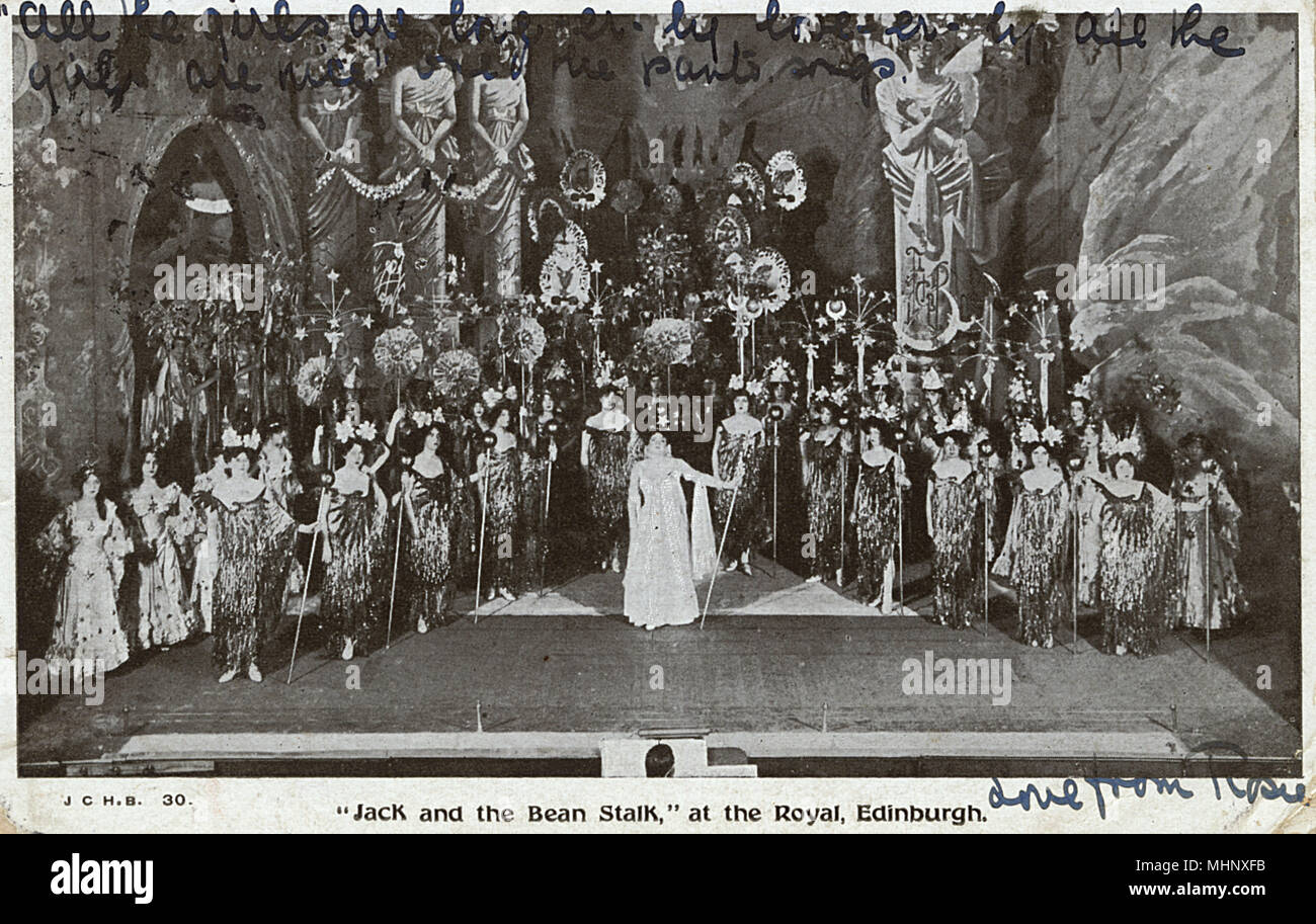 Gli artisti interpreti o esecutori sul palco in una ideato elaboratamente pantomima, Jack e il Beanstalk, presso il Royal Theatre, Edimburgo. Data: circa 1900s Foto Stock