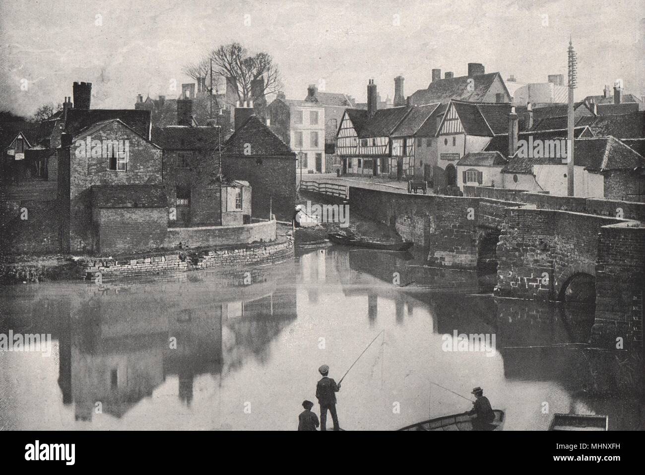TEWKESBURY. Re John's Bridge Mythe Road.I bambini pesca.Gloucestershire 1900 Foto Stock