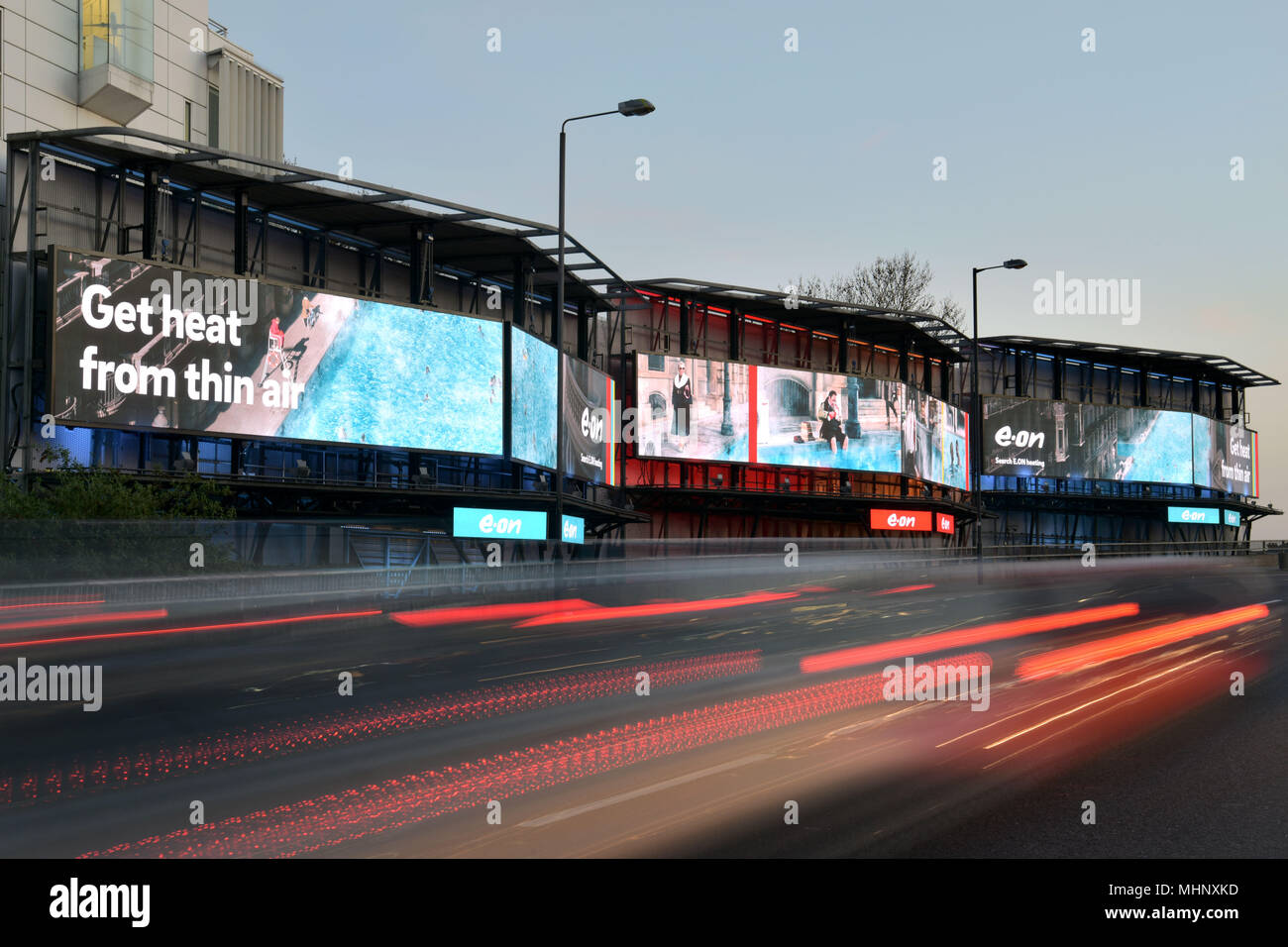 La pubblicità digitale cartelloni la promozione di energia nazionale società E-su Talgarth Road, Fulham nella zona ovest di Londra, Regno Unito. Foto Stock