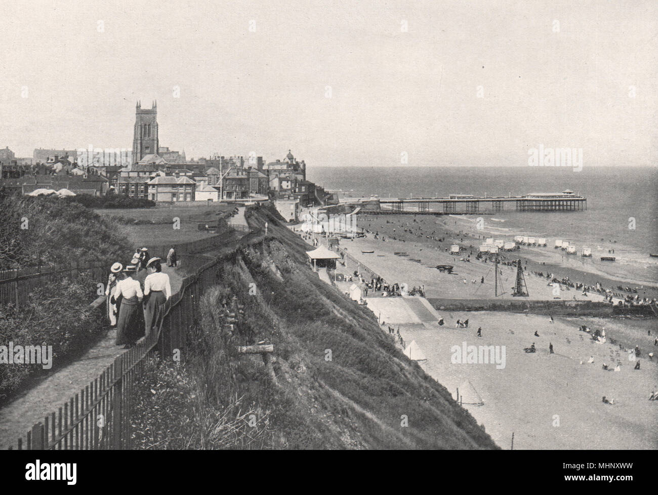 CROMER. Vista della città e sabbie. Pier 19c ladies diportisti. Norfolk 1900 Foto Stock