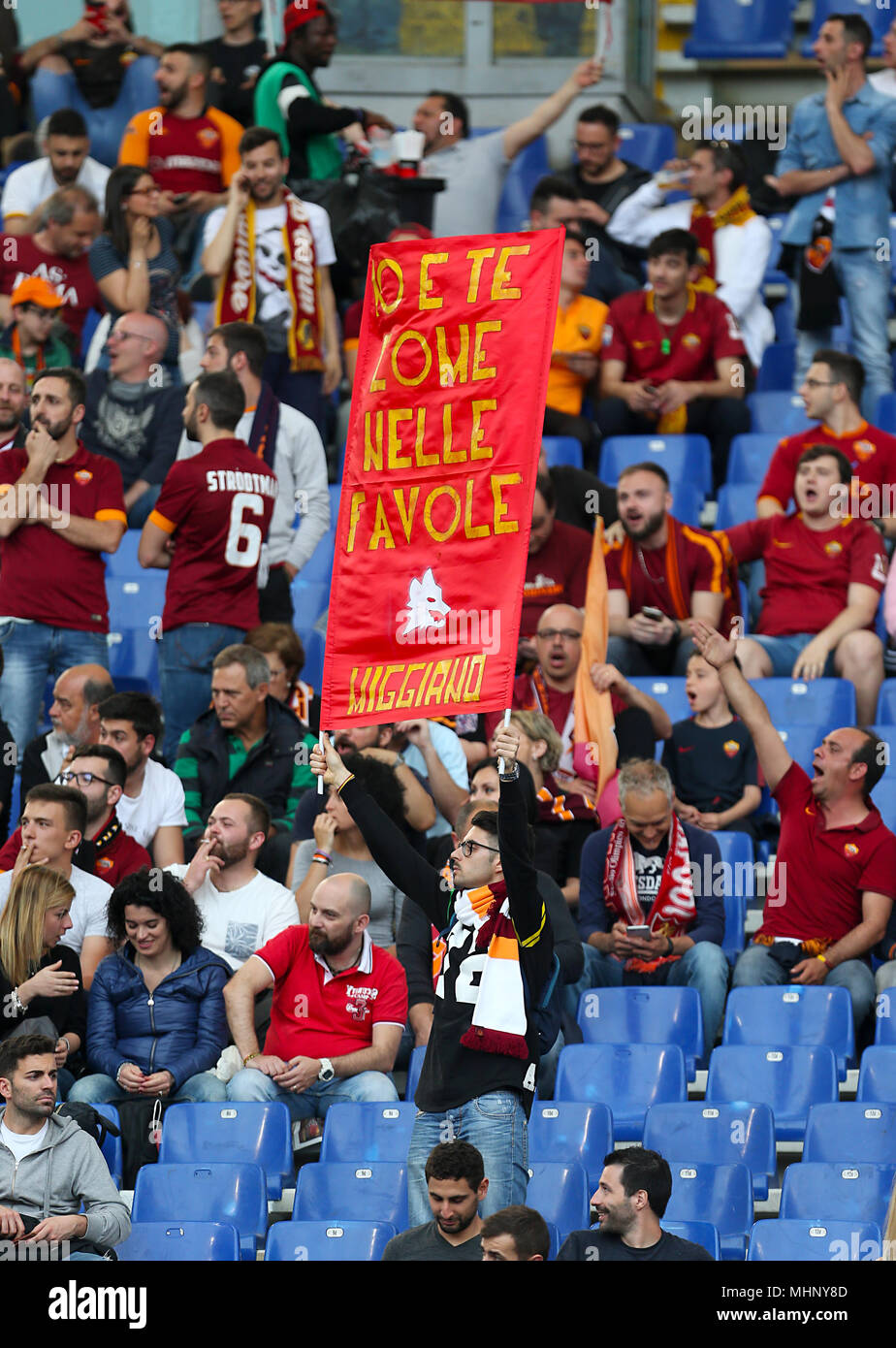 Come Roma tifosi sulle tribune davanti alla UEFA Champions League, Semi Finale, la seconda gamba allo Stadio Olimpico di Roma. Foto Stock