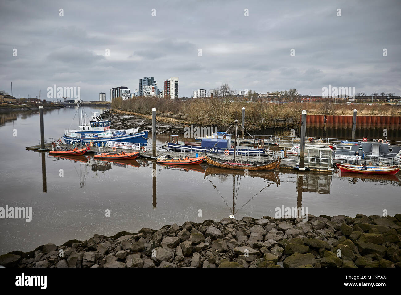 Glasgow in Scozia e le piccole barche sul fiume Clyde Foto Stock