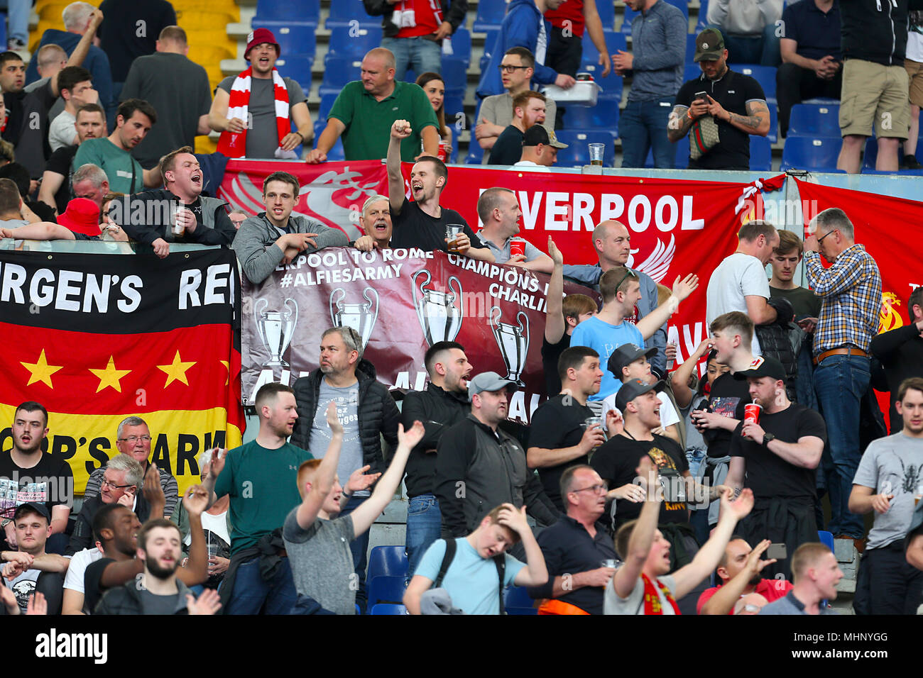 Tifosi del Liverpool in gabbie in anticipo della UEFA Champions League, Semi Finale, la seconda gamba allo Stadio Olimpico di Roma. Foto Stock