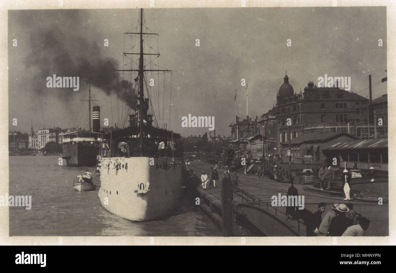Giapponese Suma classe cruiser Akashi a NYK (Nippon Yusen Kaisha Linea) Docks, Edicola Wharf, Shanghai, Cina. Data: circa 1910s Foto Stock