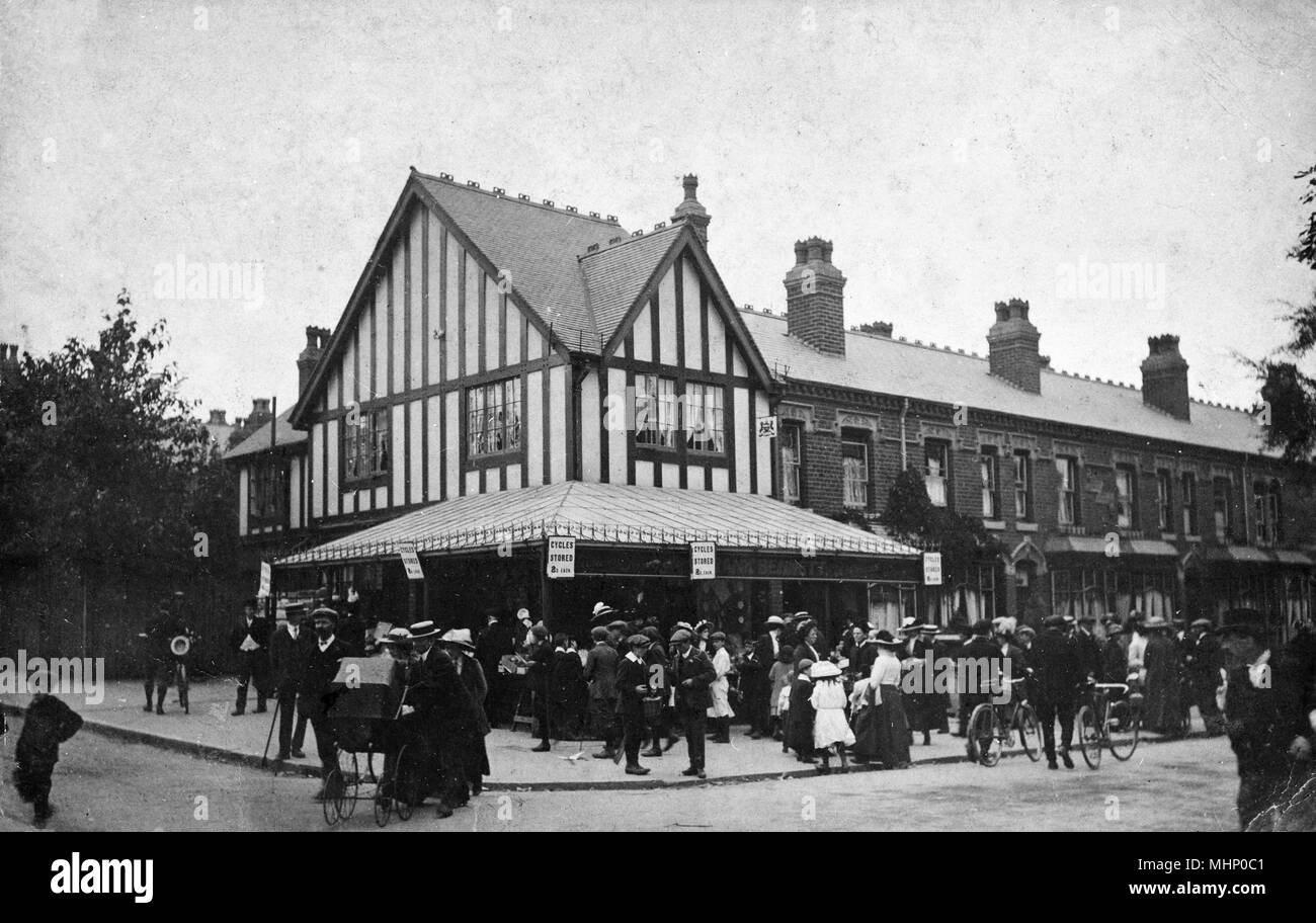 Folla di persone in un angolo di strada, Birmingham Foto Stock