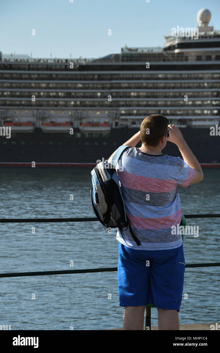 Persona di scattare una foto della nave da crociera Queen Elizabeth nel porto di Funchal, Madeira Foto Stock