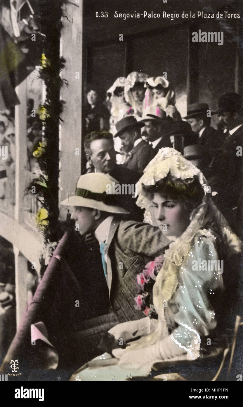 Re Alfonso XIII di Spagna e la sua consorte ad una corrida Foto Stock