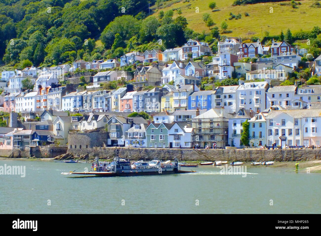 Bayards Cove and Fort (risalente al XVI secolo), Dartmouth, Devon, con un traghetto in primo piano. Foto Stock