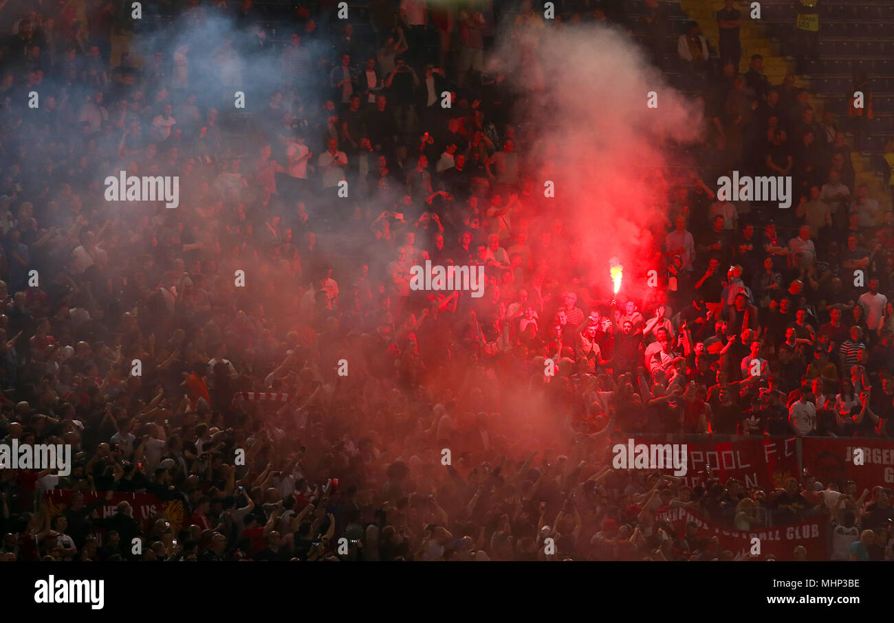 Tifosi del Liverpool riflessi di luce nelle gabbie durante la UEFA Champions League, Semi Finale, la seconda gamba allo Stadio Olimpico di Roma. Foto Stock