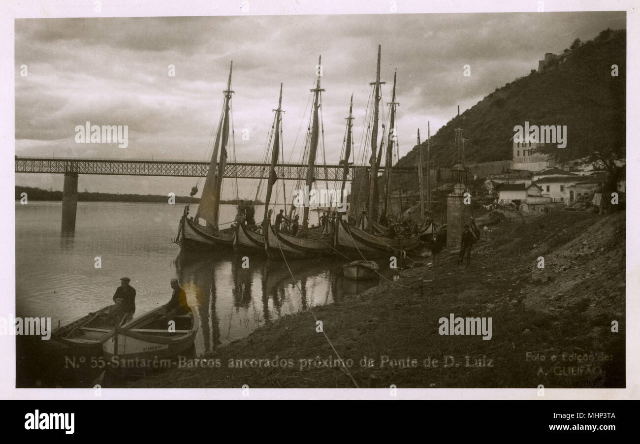 Navi vicino al ponte Dom Luiz, Santarem, Portogallo Foto Stock
